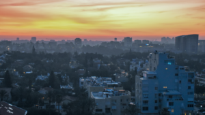 התחדשות עירונית בהרצליה: מה חשוב לבעלי דירות לדעת בשנת 2026?